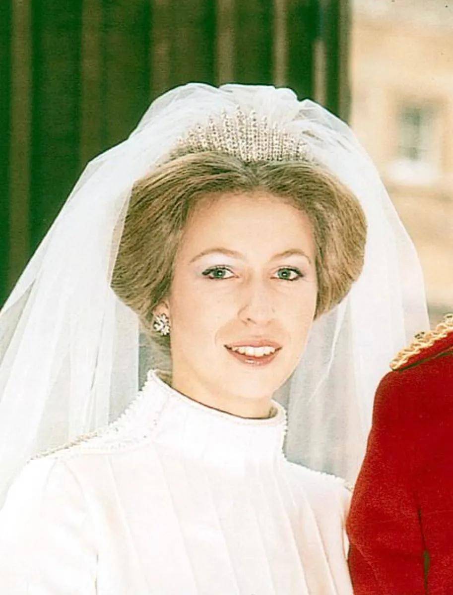 婚礼|穿二手婚纱，借奶奶王冠，甘愿做后妈，这个公主嫁得太“寒酸”？