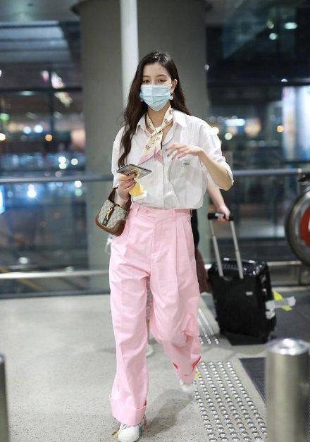 宋妍霏开撕张一山？怒斥对方是渣男？其助理手