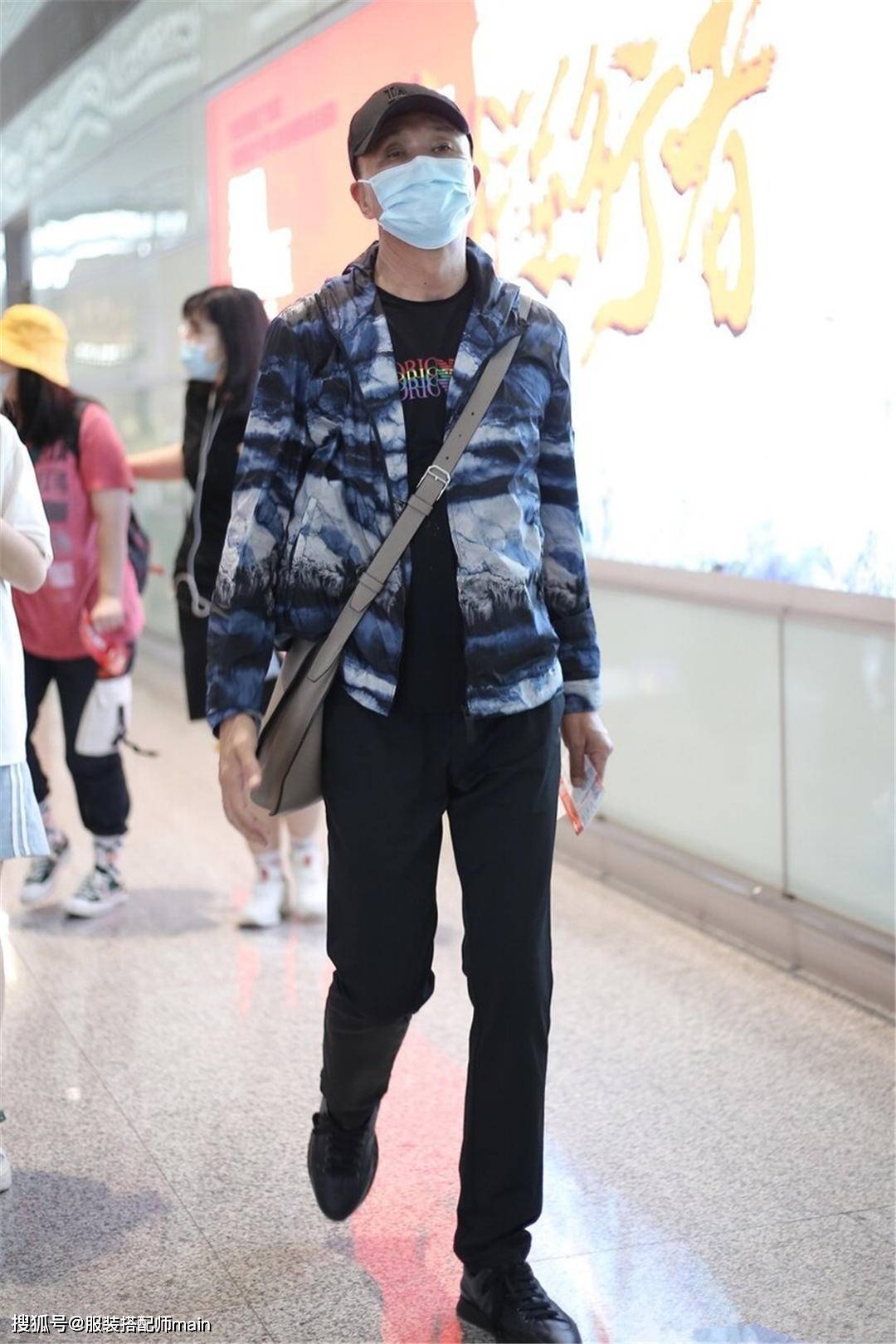 老干部|吴刚穿扎染外套走机场，57岁老干部变27岁潮小伙，显嫩不止一点点