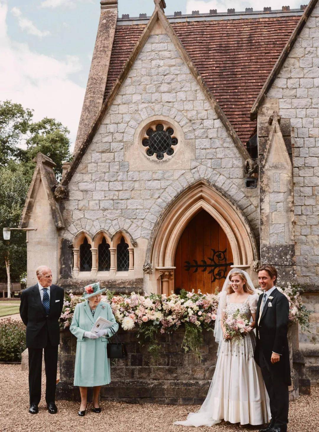 婚礼|穿二手婚纱，借奶奶王冠，甘愿做后妈，这个公主嫁得太“寒酸”？