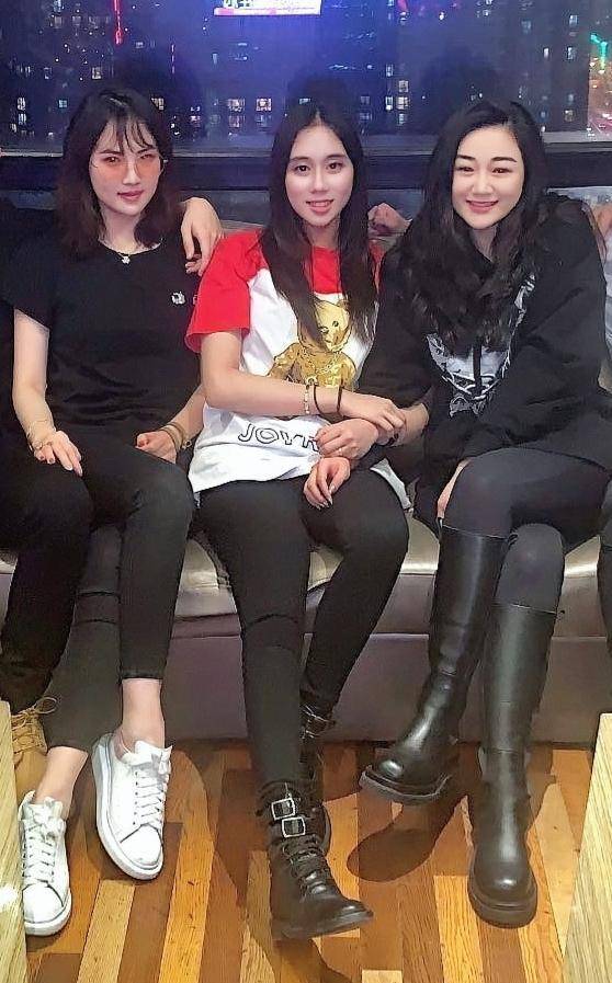 赌王离世后小女儿首现身，与陈凯歌大儿子等人