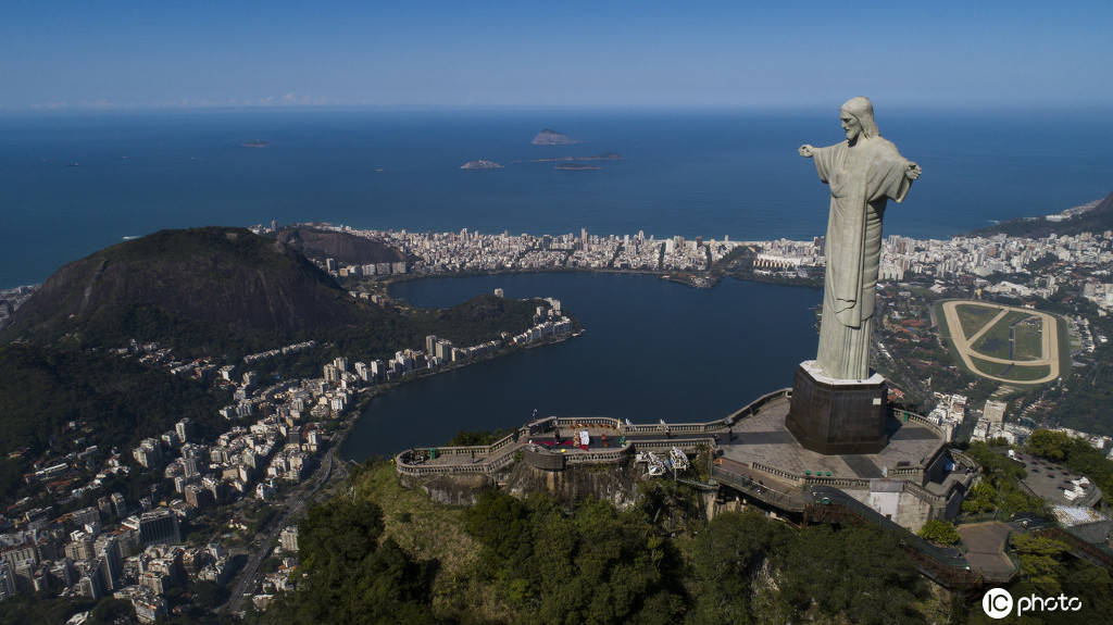 的里约热内卢基督山上,是该市的标志,也是世界最闻名的纪念雕塑之一