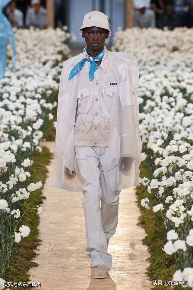 Nike|Off-White2020春夏系列，有和Nike等联乘鞋款，白色和涂鸦服装