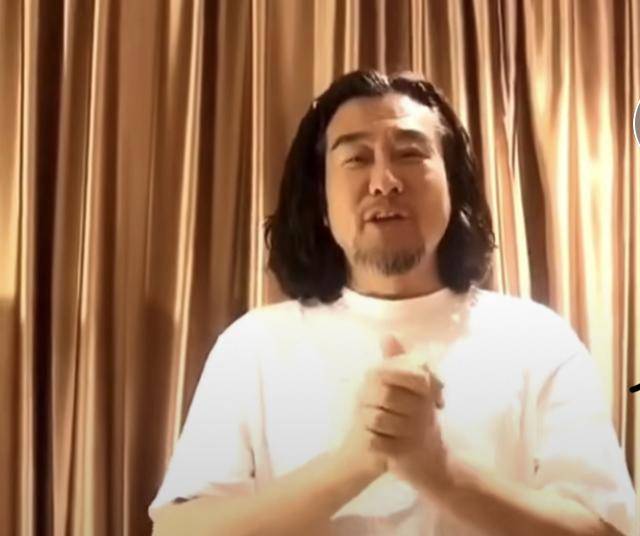 56岁老牌巨星孙兴商演 给台下送礼被嘲落魄