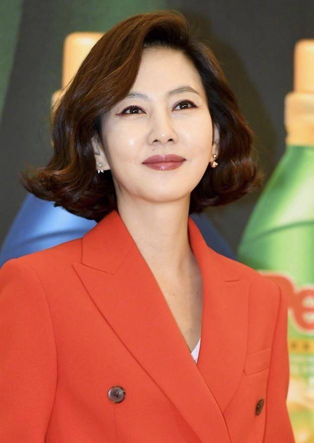 原创"金南珠"不愧是韩国气场女王,穿红色西装套装太飒,短发真高级