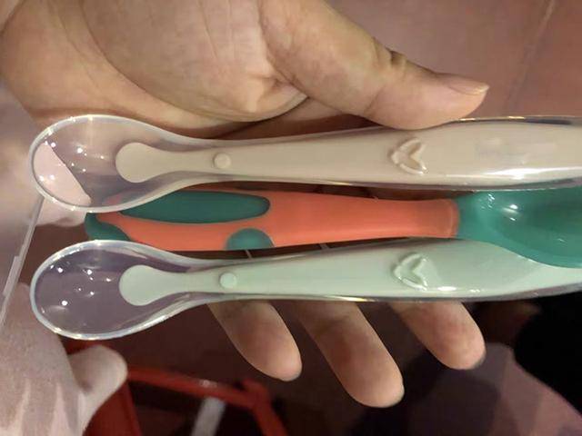 宝宝|玩具中流出“黑乎乎”的东西,宝妈:没想到这么脏给宝宝洗澡时