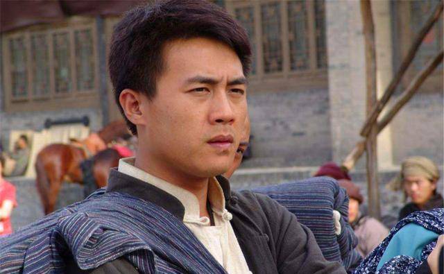 什么样的男生一看就是很穷 d4bf9abbd6214f2988f4b086ff4f5c03.jpeg