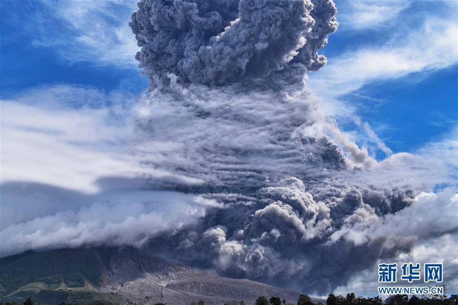 印尼锡纳朋火山喷发 山脚县城"灰头土脸"