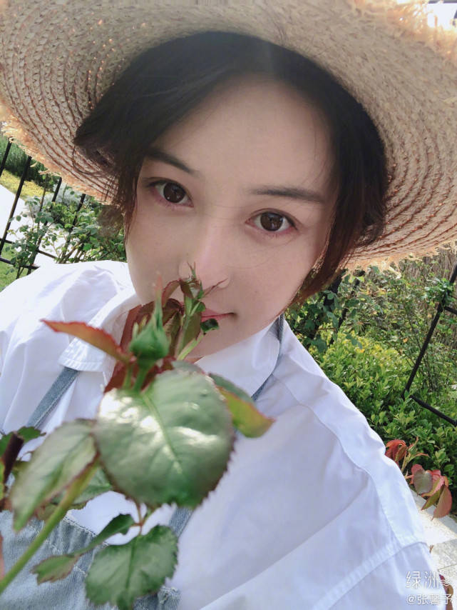 张馨予高调秀恩爱，混搭造型亮相机场，手机壳