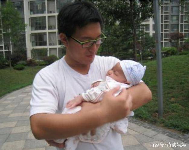 “新晋奶爸”抱娃走红，刚到手就急着还给护士，宝宝：我烫手啊！