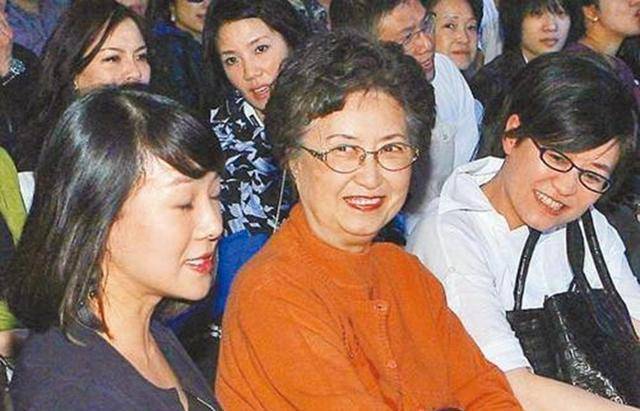 他带全家出席哈利毕业礼,张嘉欣与婆婆行为亲密,力破不和传闻
