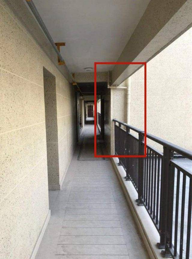 川海商学院tips:2梯4户的连廊房,是选边户还是中户好?
