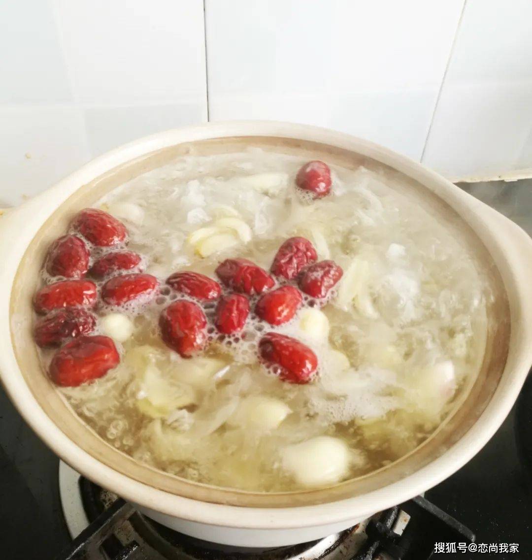 银耳怎么熬成白色 82f0fdd4aa6d445fbefa2311a00aa5f3.jpeg