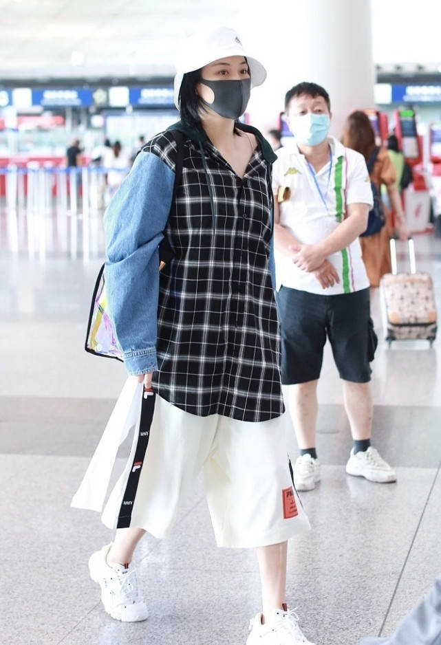 张馨予高调秀恩爱，混搭造型亮相机场，手机壳