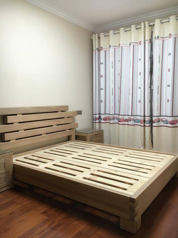 床架,也是手工制作的,感觉床头造型太简单了点,也不好擦洗.