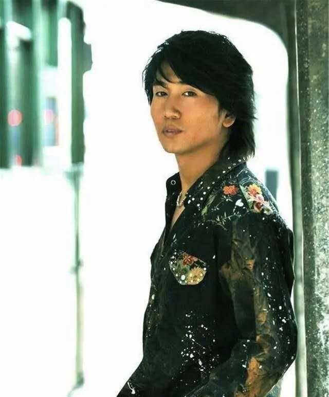 沙宝亮:从"耍杂技"到一线歌星,经历重重磨难,今却活成