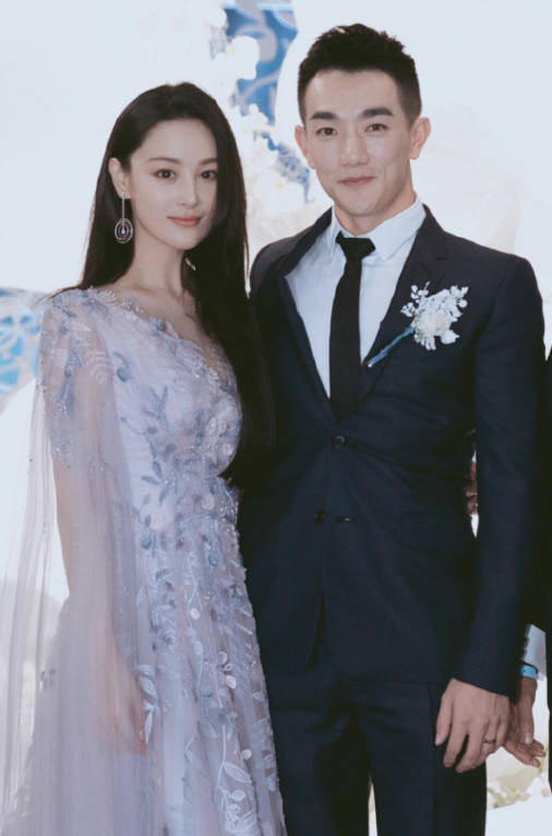 张馨予高调秀恩爱，混搭造型亮相机场，手机壳