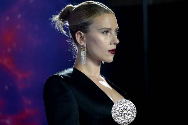 鼻子|别再羡慕欧美立体颜了！朱莉的精致翘鼻是整的，她丰唇一年花16万