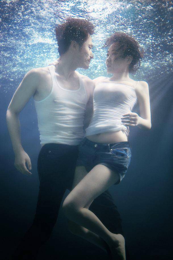 48岁闫妮水下"性感写真",明明很保守,却看得小心脏怦怦跳