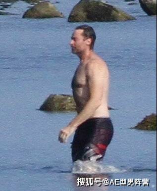 52岁“狼叔”休·杰克曼海滩游泳！路人照片中，这腹肌轮廓太酷啦