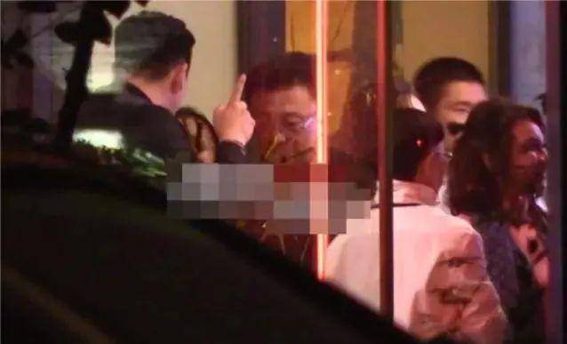 央视老主持聚会，金龟子王宁发福显老态，朱时