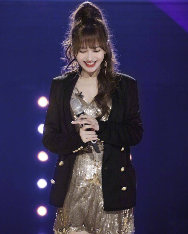 吊带装|有种“蜕变”叫金莎穿吊带装！性感打扮大变样，这还会无人追？