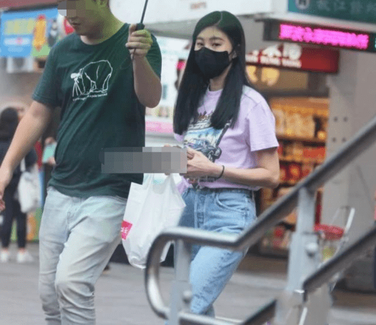 43岁台湾名媛嫁百亿富豪后,积极看孕医为富豪生子,不惧高龄产子