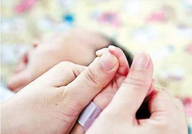 宝宝|遵循“两摸三不碰”原则，有助于促进其大脑发育照顾新生宝宝