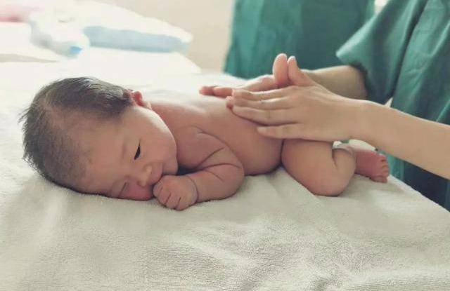 宝宝|遵循“两摸三不碰”原则，有助于促进其大脑发育照顾新生宝宝