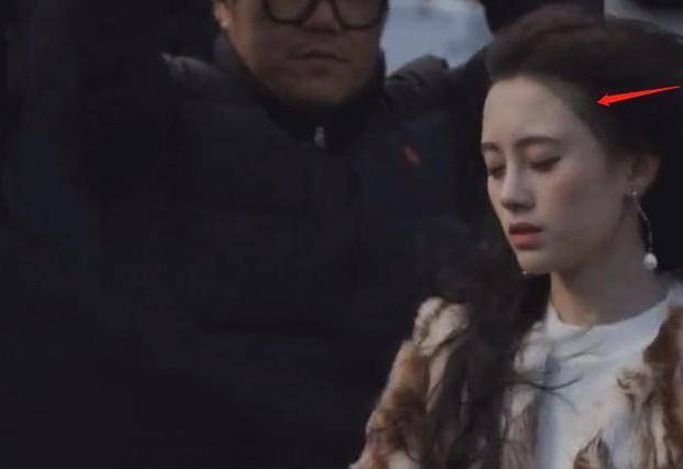 沥青|鞠婧祎新戏狂抹发际线粉，被嘲像涂了沥青，P掉以后秃头明显