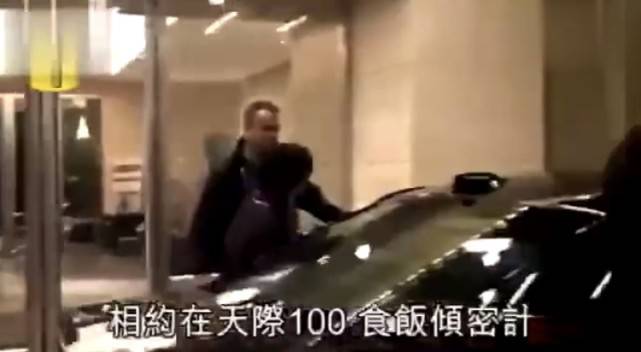李嘉诚女友与闺蜜何超琼难得同框，两位百亿富