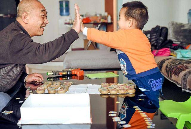 口水|五个原因三个护理小妙招，尽早学会宝宝三个月变成“口水娃”