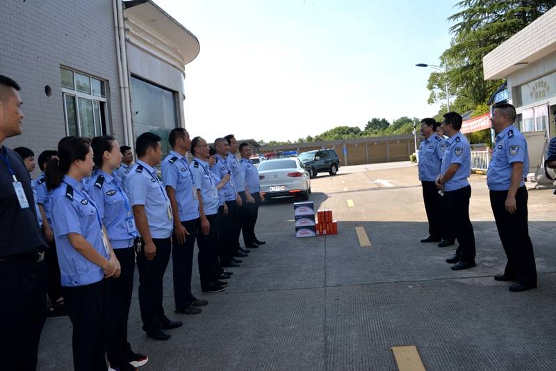 在白鹤山考场慰问车驾管部门民警和工作人员