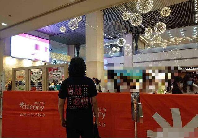 扎心！227粉丝商场下班前偷偷涂鸦肖战签名墙，