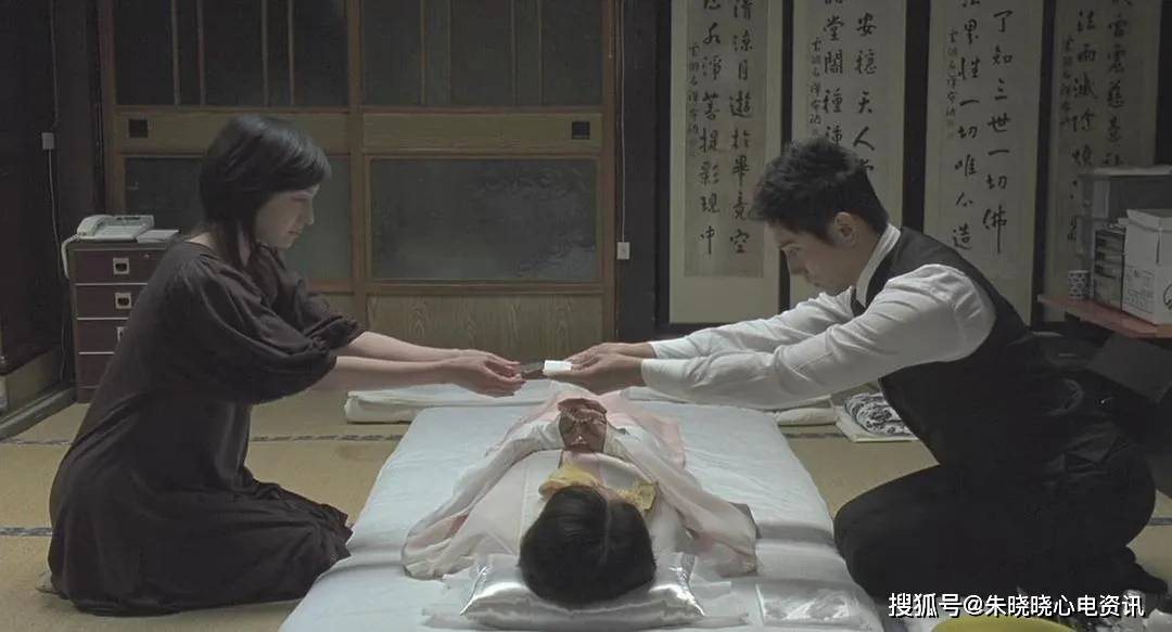到了急诊科，没人谈学区房