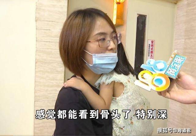 原创杭州2岁女童餐厅疯跑摔倒脸缝7针，妈妈：沙发上没水怎么会摔倒？