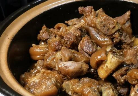 猪脚怎么焖才不油腻 59fc9f52242c4cfba7694bbc4b16aa2f.jpeg