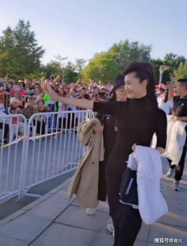 住院|原创于文华生病住院，眼睛红肿连睁开都很费劲！输完液就直播带货太拼