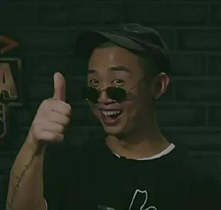 出圈|原创《中国新说唱》开播，率先出圈的是rapper们的穿搭和身上的膏药