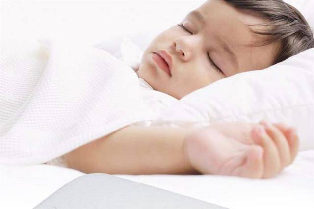 宝宝睡觉满床打滚不消停，大人也跟着睡眠不佳，可能犯了四个错误