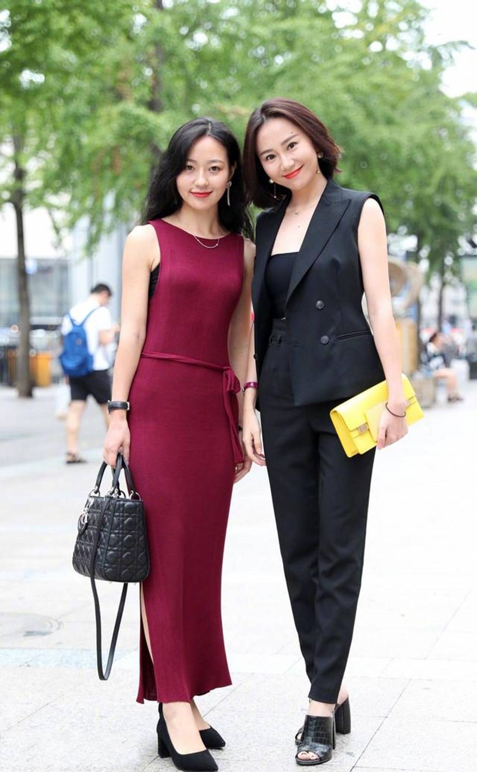 路人街拍,v领和立领的结合,显得干练又有风情