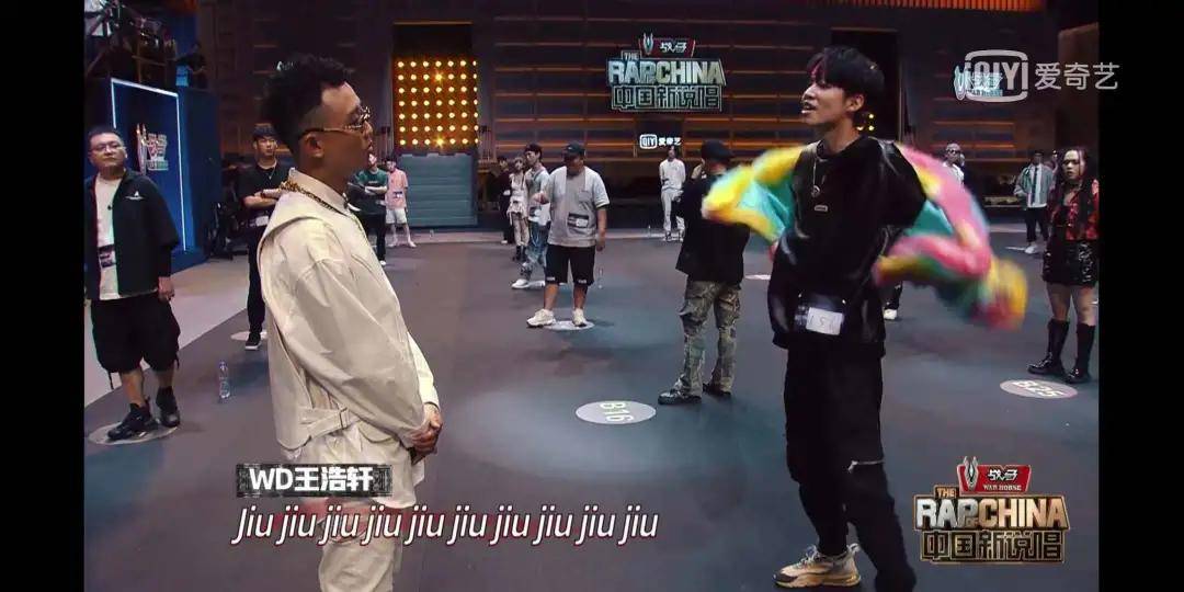 出圈|原创《中国新说唱》开播，率先出圈的是rapper们的穿搭和身上的膏药