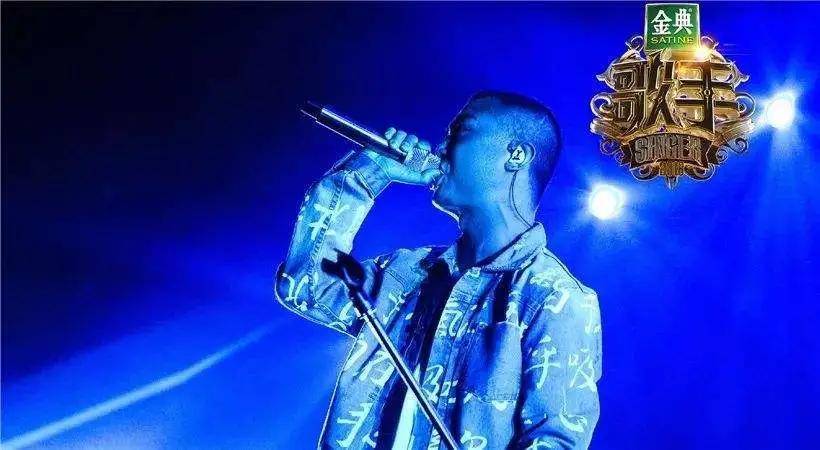 出圈|原创《中国新说唱》开播，率先出圈的是rapper们的穿搭和身上的膏药