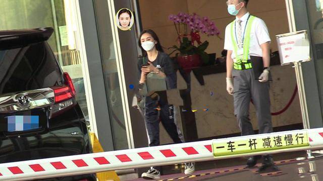 王子文疑带儿子现身机场二人互动有爱，孩子生