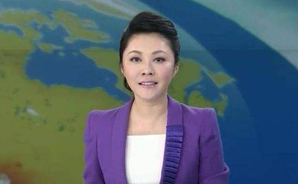 央视主持人紫凝重回主持台刘海造型一言难尽失去往日气质
