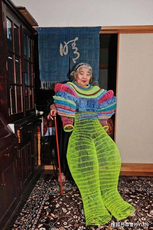 图片|新锐设计师 | 精神护士转行服装，创造出挂能着穿的炫彩服装