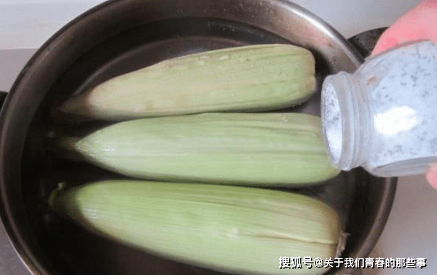流失|直接用清水煮就错了！多放2种料，玉米软糯香甜，更好吃煮玉米