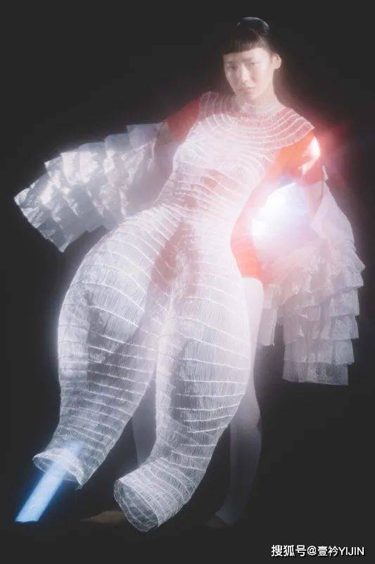 图片|新锐设计师 | 精神护士转行服装，创造出挂能着穿的炫彩服装