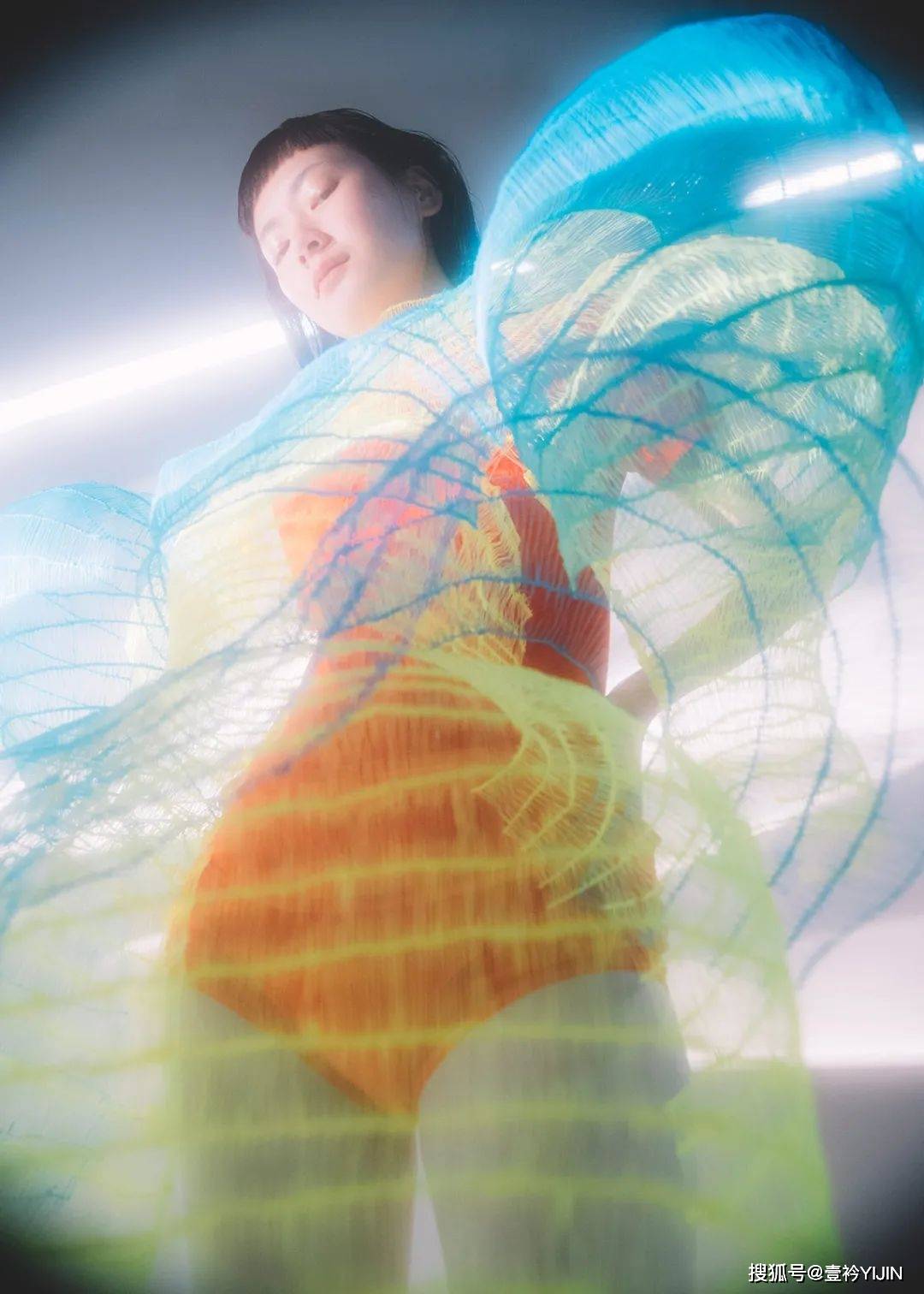 图片|新锐设计师 | 精神护士转行服装，创造出挂能着穿的炫彩服装