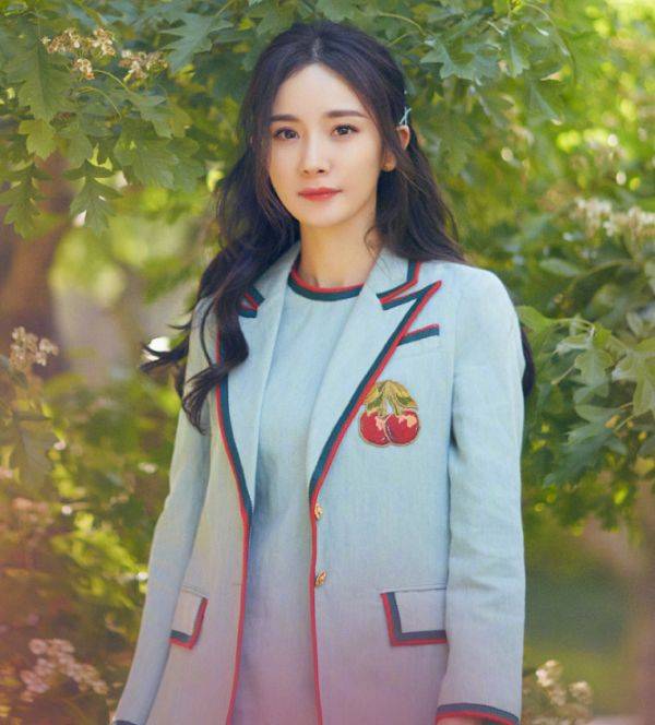 形象|杨幂为扮嫩拼了!模仿00后穿JK裙,秀出长腿也太撩人